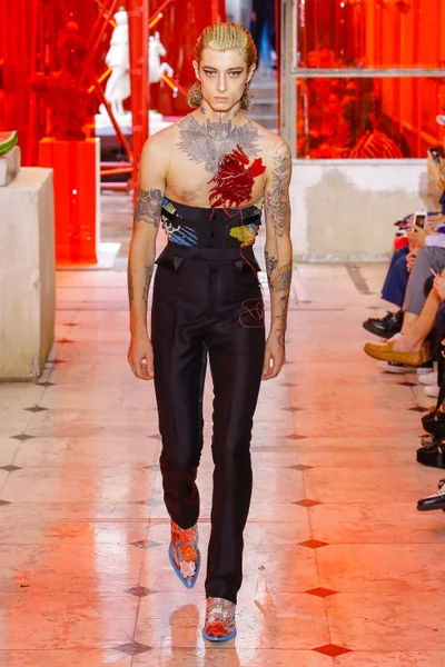 Look 16